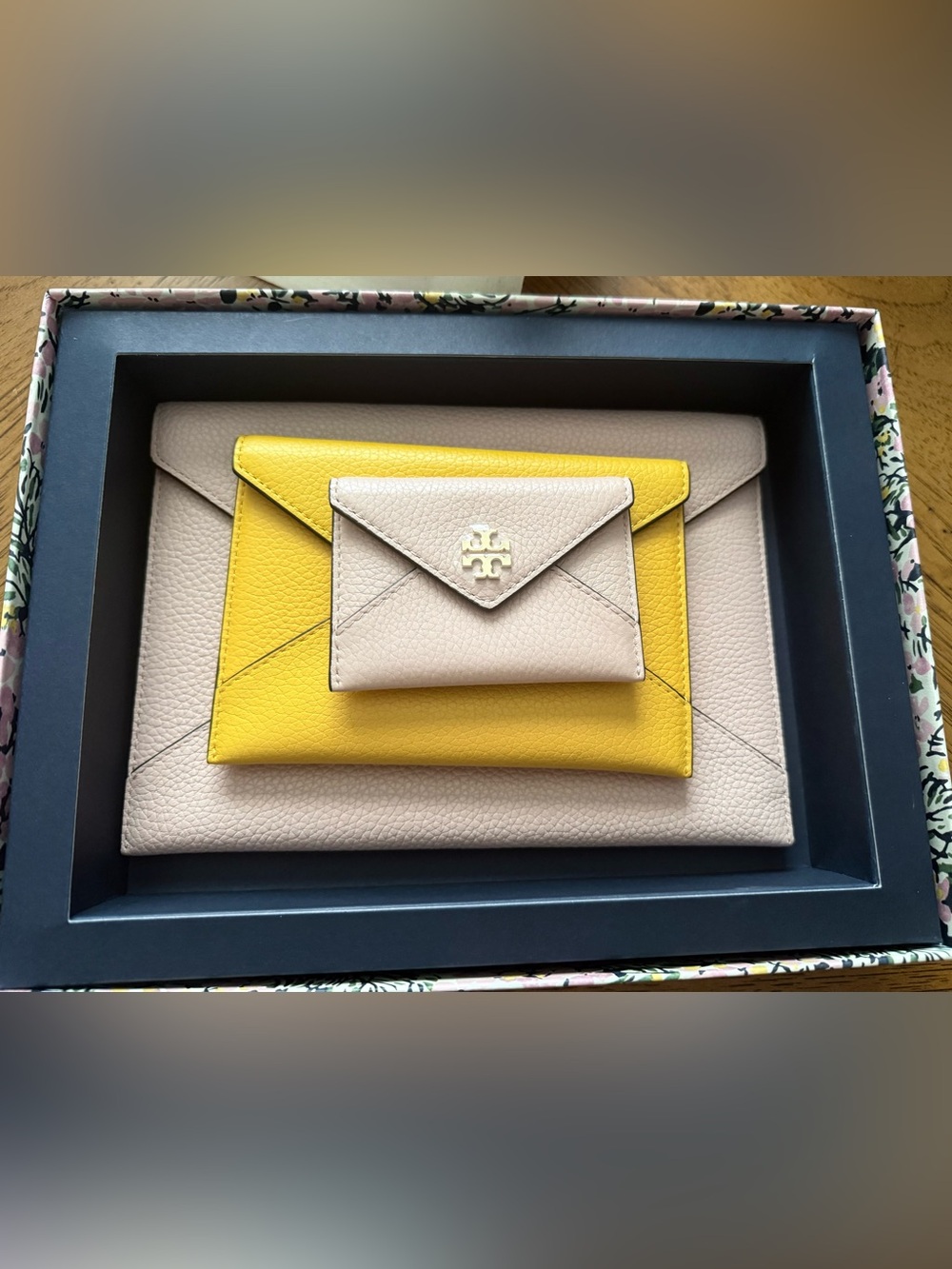New Tory Burch Carter Pebblet Leather Envelope Trio Set Snap Closure Pink
Yellow